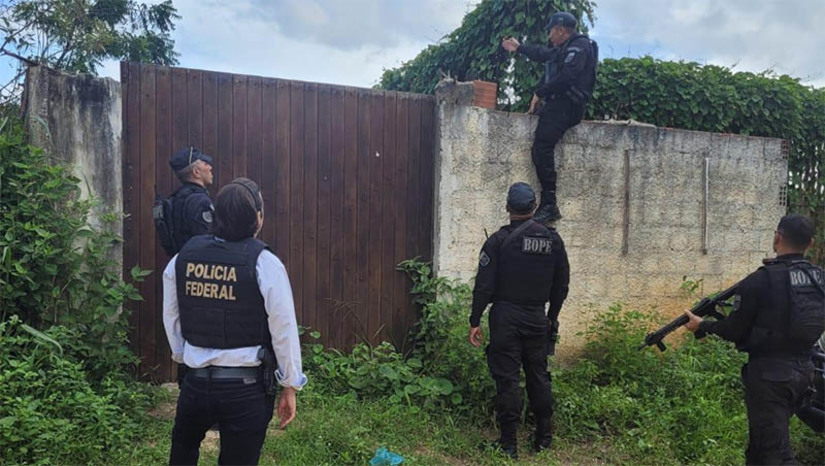 Imagem 1 - FICCO cumpre novos mandados de prisão contra suspeitos de ajudarem em fuga de presídio de Mossoró. João Victor Xavier da Cunha, conhecido pela facção carioca com a alcunha de 'Qualidade', foi colocado em liberdade nesta quarta-feira (10), por decisão da 8ª Vara da Justiça Federal em Mossoró. Nesta quinta-feira (11), ele voltou ao cárcere. Já Nícolas Rodrigues Alves, conhecido como 'Homem de Pedra' ou 'Deputado', não chegou nem a ter o alvará de soltura cumprido. Ele ainda estava encarcerado na Unidade Prisional Elias Alves da Silva (UP-Itaitinga4), quando o novo mandado de prisão foi cumprido. Um terceiro mandado de prisão também foi cumprido pela Ficco em Mossoró, na Operação Controle de Qualidade, além de três mandados de busca e apreensão. Imagem 1 - FICCO cumpre novos mandados de prisão contra suspeitos de ajudarem em fuga de presídio de Mossoró. João Victor Xavier da Cunha, conhecido pela facção carioca com a alcunha de 'Qualidade', foi colocado em liberdade nesta quarta-feira (10), por decisão da 8ª Vara da Justiça Federal em Mossoró. Nesta quinta-feira (11), ele voltou ao cárcere. Já Nícolas Rodrigues Alves, conhecido como 'Homem de Pedra' ou 'Deputado', não chegou nem a ter o alvará de soltura cumprido. Ele ainda estava encarcerado na Unidade Prisional Elias Alves da Silva (UP-Itaitinga4), quando o novo mandado de prisão foi cumprido. Um terceiro mandado de prisão também foi cumprido pela Ficco em Mossoró, na Operação Controle de Qualidade, além de três mandados de busca e apreensão.
