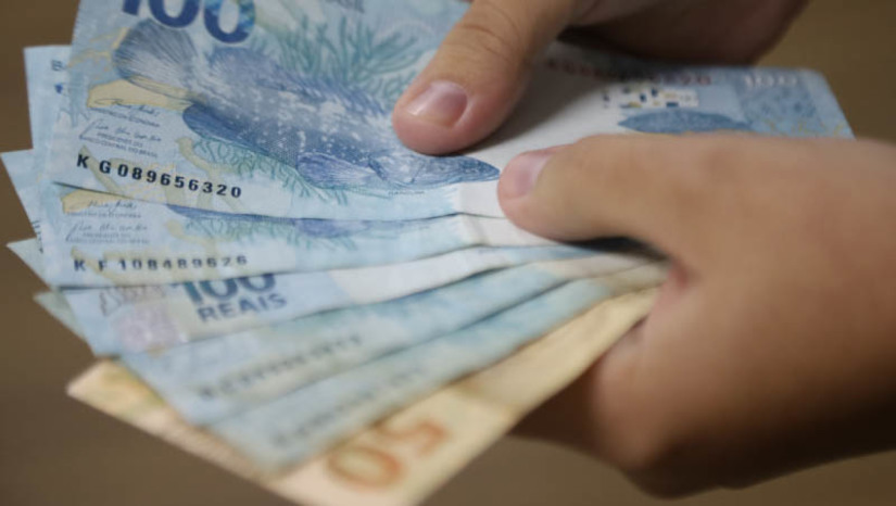Imagem 1 - Governo do RN inicia pagamento da folha abril neste sábado (13) com o depósito de R$ 192 milhões. Receberão os vencimentos, de forma integral, os servidores ativos, inativos e pensionistas que ganham até R$ 4 mil (bruto) e os servidores da Segurança Pública, conforme o calendário de pagamentos de 2024, anunciado no final do ano passado junto às representações de classe dos trabalhadores. Ao todo, serão 57 mil pessoas beneficiadas. Imagem 1 - Governo do RN inicia pagamento da folha abril neste sábado (13) com o depósito de R$ 192 milhões. Receberão os vencimentos, de forma integral, os servidores ativos, inativos e pensionistas que ganham até R$ 4 mil (bruto) e os servidores da Segurança Pública, conforme o calendário de pagamentos de 2024, anunciado no final do ano passado junto às representações de classe dos trabalhadores. Ao todo, serão 57 mil pessoas beneficiadas.
