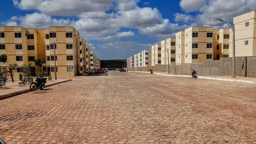 Imagem 1 - “Minha Casa, Minha Vida”: veja a lista de aprovados para o Residencial Mossoró III. A iniciativa visa oferecer moradia digna para famílias de baixa renda, possibilitando o acesso à casa própria por meio de financiamento. A lista com os nomes dos aprovados pode ser acessada na edição do Diário Oficial de Mossoró do dia 10 de abril. Os contemplados devem seguir as instruções fornecidas pela Prefeitura para efetivar o processo de aquisição do imóvel, contribuindo assim para a realização do sonho da casa própria e para a redução do déficit habitacional no município. Imagem 1 - “Minha Casa, Minha Vida”: veja a lista de aprovados para o Residencial Mossoró III. A iniciativa visa oferecer moradia digna para famílias de baixa renda, possibilitando o acesso à casa própria por meio de financiamento. A lista com os nomes dos aprovados pode ser acessada na edição do Diário Oficial de Mossoró do dia 10 de abril. Os contemplados devem seguir as instruções fornecidas pela Prefeitura para efetivar o processo de aquisição do imóvel, contribuindo assim para a realização do sonho da casa própria e para a redução do déficit habitacional no município.