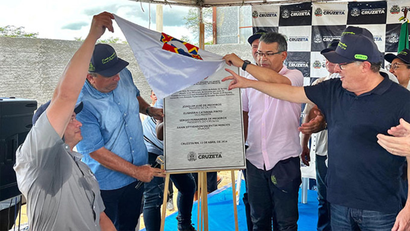 Imagem 1 - Segundo o senador do Podemos, a estrutura custou ao todo R$ 2,5 milhões e vai atender a demanda de 24 cidades da região, que tem população aproximada de 400 mil habitantes, com recuperação de asfalto das ruas e também de asfaltamento de ruas novas, melhorando, assim, a qualidade de vida da região. Diz que quando se usa a inteligência, a solução dos problemas fica mais fáceis e também com menos custos para o Poder Público. Imagem 1 - Segundo o senador do Podemos, a estrutura custou ao todo R$ 2,5 milhões e vai atender a demanda de 24 cidades da região, que tem população aproximada de 400 mil habitantes, com recuperação de asfalto das ruas e também de asfaltamento de ruas novas, melhorando, assim, a qualidade de vida da região. Diz que quando se usa a inteligência, a solução dos problemas fica mais fáceis e também com menos custos para o Poder Público.
