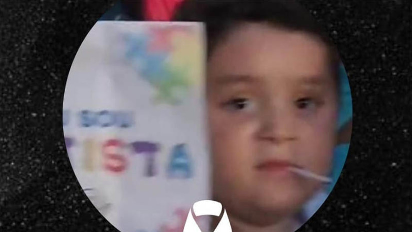 Imagem 1 - Fatalidade: criança de 6 anos morre engasgada com pedaço de carne em Areia Branca. O caso aconteceu na noite deste domingo (14). As informações são que Josué Caleb estava comendo um espetinho, na comunidade de Redonda, quando se engasgou com um pedaço de carne. O menino ainda chegou a ser socorrido para o Hospital Municipal Sara Kubitschek, onde tentaram reanimá-lo, mas ele acabou não resistindo. Imagem 1 - Fatalidade: criança de 6 anos morre engasgada com pedaço de carne em Areia Branca. O caso aconteceu na noite deste domingo (14). As informações são que Josué Caleb estava comendo um espetinho, na comunidade de Redonda, quando se engasgou com um pedaço de carne. O menino ainda chegou a ser socorrido para o Hospital Municipal Sara Kubitschek, onde tentaram reanimá-lo, mas ele acabou não resistindo.