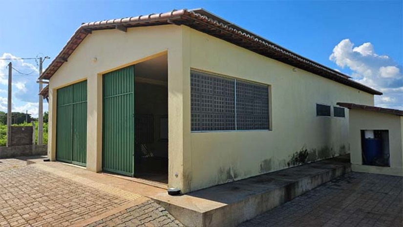 Imagem 1 - Seu Marcos Alberto, que gerência a cooperativa de beneficiamento de frutas, explica como se dá o processo de beneficiamento da fruta até chegar a produto final que é comercializado. “Nós temos aqui 27 unidades de processamento, 27 famílias envolvidas, os que não estão ligados diretamente na produção da polpa, trabalha produzindo a fruta, pegamos frutas de todas região”, explica. De acordo com seu Marcos o processo se dá com a produção de frutas como: cajarana, cajá, limão, goiaba, tamarindo e acerola pelos produtores das comunidades, que levam essa produção para a cooperativa, lá, a fruta passa pelo processo de beneficiamento onde se transforma em polpa e fica resfriada na câmara fria e posteriormente, é vendida diretamente ao consumidor. Imagem 1 - Seu Marcos Alberto, que gerência a cooperativa de beneficiamento de frutas, explica como se dá o processo de beneficiamento da fruta até chegar a produto final que é comercializado. “Nós temos aqui 27 unidades de processamento, 27 famílias envolvidas, os que não estão ligados diretamente na produção da polpa, trabalha produzindo a fruta, pegamos frutas de todas região”, explica. De acordo com seu Marcos o processo se dá com a produção de frutas como: cajarana, cajá, limão, goiaba, tamarindo e acerola pelos produtores das comunidades, que levam essa produção para a cooperativa, lá, a fruta passa pelo processo de beneficiamento onde se transforma em polpa e fica resfriada na câmara fria e posteriormente, é vendida diretamente ao consumidor.