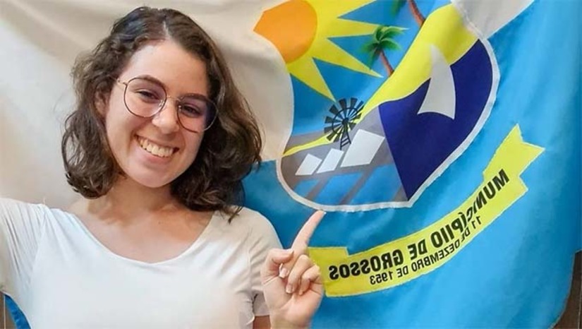 Imagem 1 -  A conquista da bolsa é fruto de muita dedicação aos estudos, autodidata, Cecília aprendeu a língua inglesa sozinha, e resolveu levar o seu conhecimento a outras pessoas. Em 2022, ela criou o projeto Poliglobalizando, que já ajudou mais de 200 brasileiros com o ensino do inglês e oportunidades internacionais de forma voluntária e gratuita. O programa cobre as mensalidades e os custos acadêmicos, mas não inclui os valores da viagem e da documentação. Moradora de Grossos na região da Costa Branca, ela decidiu fazer uma vaquinha virtual para conseguir realizar o grande sonho.