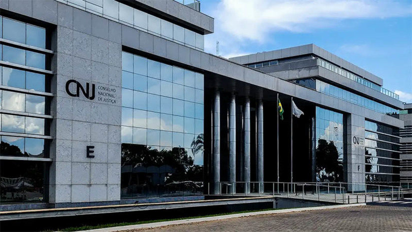 Imagem 1 -  Gabriela Hardt atuou como substituta do ex-juiz Sergio Moro na 13ª Vara Federal em Curitiba. Atualmente, ela trabalha em uma vara recursal da Justiça Federal no Paraná. O corregedor nacional de Justiça, ministro Luís Felipe Salomão, também decidiu afastar das funções dois desembargadores do Tribunal Regional Federal da 4ª Região e um juiz da 13ª Vara Federal em Curitiba. Na decisão, o corregedor citou supostas irregularidades cometidas pelos magistrados durante os trabalhos de investigação da Lava Jato.
