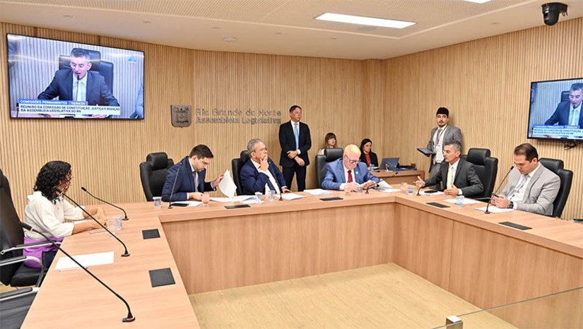 Imagem 1 -  CCJ da Assembleia aprova projeto que institui o Marco Legal do Hidrogênio Verde no RN. O Projeto de Lei foi aprovado nesta terça-feira (16). A matéria é de autoria do Governo do Estado e teve como relator o deputado estadual Hermano Morais (PV), presidente da Comissão de Constituição, Justiça e Redação (CCJ) da Assembleia Legislativa do Rio Grande do Norte. “É um projeto volumoso, complexo, de grande importância para o desenvolvimento do RN, que já vem se notabilizando na produção da energia limpa e tem agora uma nova oportunidade. Por isso é preciso haver lastro e embasamento legal para a atividade se desenvolver contribuindo para o crescimento do RN", disse o deputado durante a apresentação do relatório.