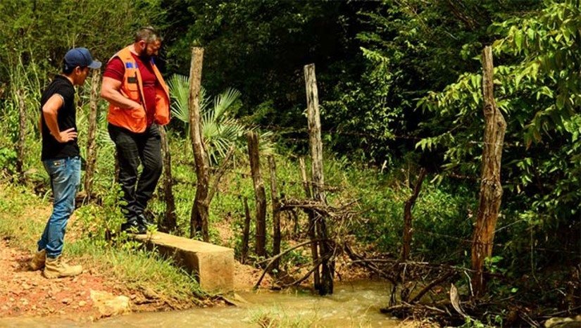 Imagem 1 -  Nesta terça-feira (16), equipes da Prefeitura estiveram em campo para monitorar de perto os pontos mais críticos da zona rural. Ações como essa permitem fortalecer a capacidade de resposta a futuras emergências, possibilitando oferecer uma maior proteção às áreas mais vulneráveis também fora dos limites urbanos. A abordagem preventiva permite que a Defesa Civil se antecipe e identifique quaisquer ameaças em potencial e tome medidas de enfrentamento e controle da situação.