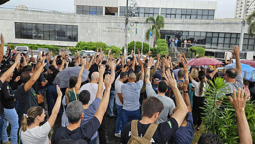 Imagem 1 -  Policiais civis lotam galerias da ALRN para cobrar aprovação do auxílio-fardamento. A mobilização aconteceu na manhã desta terça-feira (16). A categoria considerou o resultado do movimento positivo, tendo os deputados acordado que a matéria será votada nesta quarta-feira (17). Os policiais deliberaram também por continuarem com a mobilização geral iniciada nesta segunda-feira (15). Dessa forma, as Diárias Operacionais seguem suspensas em todo o Estado.