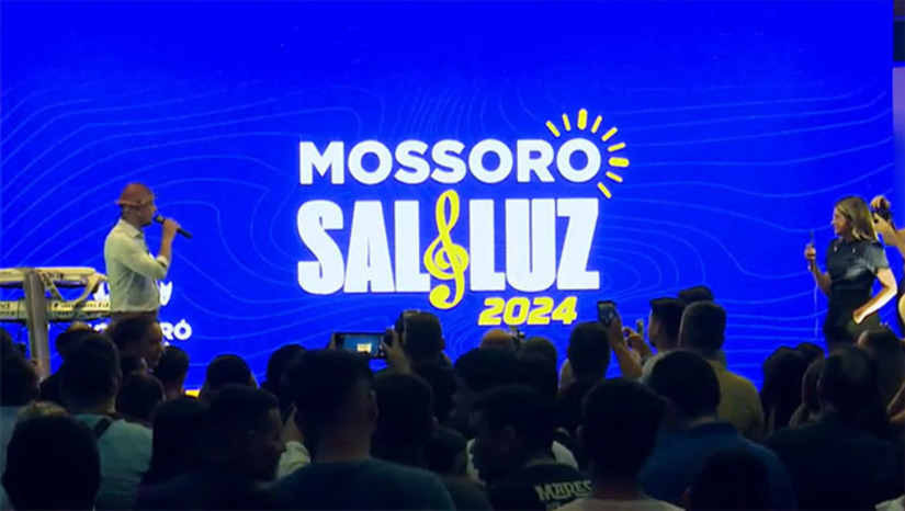 Imagem 1 -  Os detalhes do evento foram apresentados na noite desta terça-feira (16), em solenidade realizada no Hotel Villa Oeste, pelo prefeito Allyson Bezerra, o secretário de Cultura e Desenvolvimento Econõmico Frank Felisardo, entre outros secretários e vereadores do município de Mossoró.  Grandes atrações nacionais, regionais e locais se apresentarão no palco da Estação das Artes durante quatro dias.  Abrindo a programação, no dia 17 de julho, os artistas Anderson Freire, Fernanda Brum e Cícero Oliveira cantarão os seus maiores sucessos. Cícero, inclusive, abrilhantou a noite de lançamento do “Mossoró Sal & Luz” 2024.