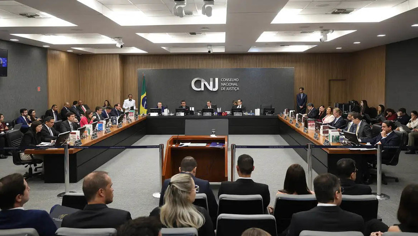 Imagem 1 - CNJ derruba decisão que afastou a juíza federal Gabriela Hardt, ex-magistrada da Lava Jato. Por maioria de votos, o conselho não referendou a liminar proferida na segunda-feira (15) pelo corregedor nacional de Justiça, Luís Felipe Salomão, diante das suspeitas de irregularidades na decisão da magistrada, assinada em 2019, que autorizou o repasse de cerca de R$ 2 bilhões oriundos de acordos de delação firmado com os investigados para um fundo que seria gerido pela força-tarefa da Lava Jato. Atualmente, Gabriela atua na 23ª Vara Federal em Curitiba. Imagem 1 - CNJ derruba decisão que afastou a juíza federal Gabriela Hardt, ex-magistrada da Lava Jato. Por maioria de votos, o conselho não referendou a liminar proferida na segunda-feira (15) pelo corregedor nacional de Justiça, Luís Felipe Salomão, diante das suspeitas de irregularidades na decisão da magistrada, assinada em 2019, que autorizou o repasse de cerca de R$ 2 bilhões oriundos de acordos de delação firmado com os investigados para um fundo que seria gerido pela força-tarefa da Lava Jato. Atualmente, Gabriela atua na 23ª Vara Federal em Curitiba.