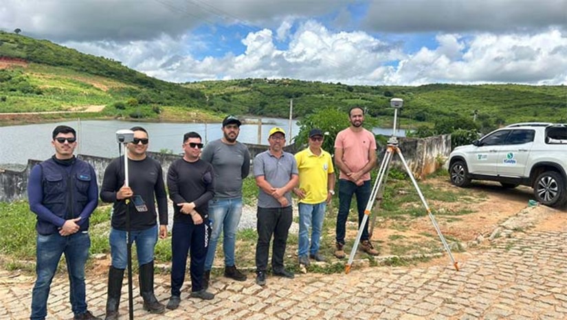 Imagem 1 -  Os técnicos de diferentes instituições — Semarh, Igarn, Defesa Civil estadual e municipal — inspecionaram o açude para elaborar um projeto eficaz de recuperação. A ação teve participação, a convite do secretário da Semarh, Paulo Varella, do engenheiro e professor da UFRN, Valdecir Rocha, referência em construção de barragens.  Durante a visita, foi realizado um levantamento e análise topográfica que se estendeu até o segundo dia, sendo fundamental para entender a situação atual do reservatório. 