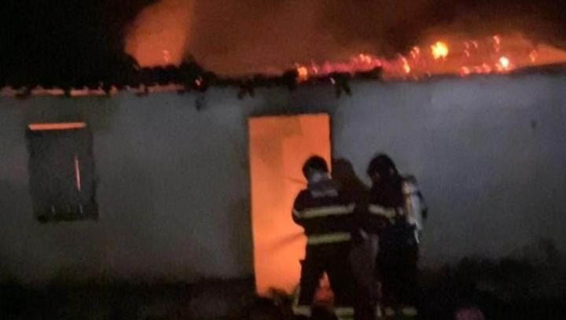 Imagem 1 - Bombeiros controlam fogo em residência no sítio Bamburral, na zona rural de Apodi. A guarnição do município foi acionada por populares, no início da noite desta terça-feira (16), que informaram que o fogo estava destruindo a casa, onde estavam uma mulher e uma criança. As chamas teriam sido iniciadas a partir de um curto-circuito. Apesar do susto, ninguém ficou ferido. Os bombeiros conseguiram controlar o fogo e foram registrados apenas danos materiais. Imagem 1 - Bombeiros controlam fogo em residência no sítio Bamburral, na zona rural de Apodi. A guarnição do município foi acionada por populares, no início da noite desta terça-feira (16), que informaram que o fogo estava destruindo a casa, onde estavam uma mulher e uma criança. As chamas teriam sido iniciadas a partir de um curto-circuito. Apesar do susto, ninguém ficou ferido. Os bombeiros conseguiram controlar o fogo e foram registrados apenas danos materiais.