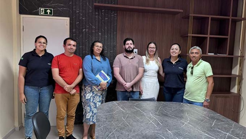 Imagem 1 - A iniciativa busca fornecer estratégias eficazes para a administração e controle desses materiais, visando não apenas a limpeza urbana, mas também a preservação ambiental. A parceria entre Gestão Municipal e a Voltalia é um passo significativo rumo a uma gestão mais sustentável dos resíduos sólidos em Serra do Mel. Ao trabalharem em conjunto, as partes envolvidas pretendem desenvolver um plano abrangente que aborde todas as etapas do ciclo de vida dos resíduos, desde a coleta até a destinação final. Imagem 1 - A iniciativa busca fornecer estratégias eficazes para a administração e controle desses materiais, visando não apenas a limpeza urbana, mas também a preservação ambiental. A parceria entre Gestão Municipal e a Voltalia é um passo significativo rumo a uma gestão mais sustentável dos resíduos sólidos em Serra do Mel. Ao trabalharem em conjunto, as partes envolvidas pretendem desenvolver um plano abrangente que aborde todas as etapas do ciclo de vida dos resíduos, desde a coleta até a destinação final.