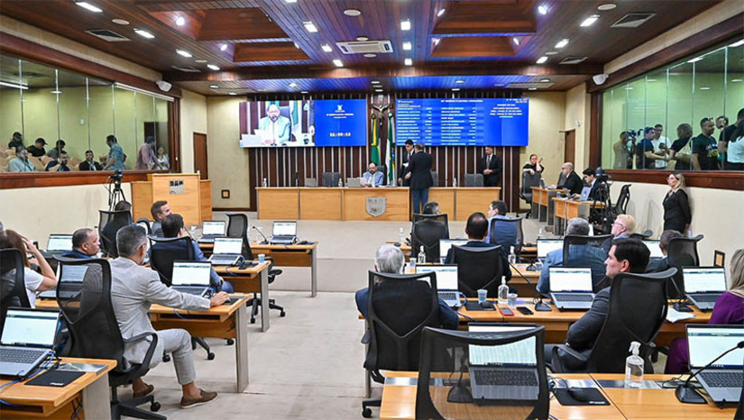 Imagem 1 - Deputados aprovam PL que cria o auxílio-fardamento para a polícia civil do RN. A matéria, de autoria do Governo do Estado, foi aprovada nesta quarta-feira (17), com apoio unânime dos deputados estaduais presentes na sessão. O texto segue agora para sanção da governadora Fátima Bezerra. De acordo com a proposta, o benefício aos servidores será pago em 5 parcelas de R$ 300, já iniciando em 2024. Imagem 1 - Deputados aprovam PL que cria o auxílio-fardamento para a polícia civil do RN. A matéria, de autoria do Governo do Estado, foi aprovada nesta quarta-feira (17), com apoio unânime dos deputados estaduais presentes na sessão. O texto segue agora para sanção da governadora Fátima Bezerra. De acordo com a proposta, o benefício aos servidores será pago em 5 parcelas de R$ 300, já iniciando em 2024.