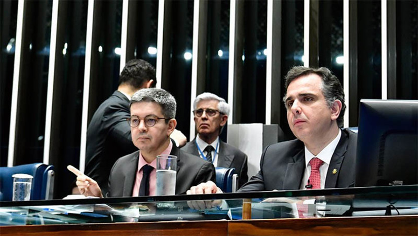   Senado aprova PL que isenta do Imposto de Renda pessoas que ganham até dois salários mínimos. O PL 81/2024, originado na Câmara dos Deputados, segue para sanção presidencial. O texto foi aprovado na forma do relatório do senador Randolfe Rodrigues (sem partido-AP), submetido previamente à Comissão de Assuntos Econômicos (CAE). De acordo com o projeto, quem ganha até R$ 2.259,20 por mês não precisará pagar Imposto de Renda. Atualmente esse limite está em R$ 2.112. O projeto também reajusta os valores da parcela a deduzir das demais faixas de tributação, que permanecem nos patamares atuais.  
