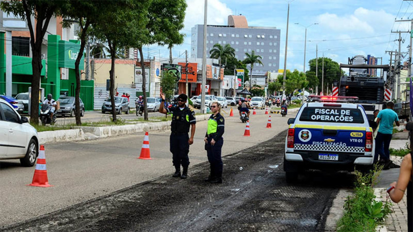 Imagem 1 - Veja rotas alternativas durante as intervenções na Av. Presidente Dutra, em Mossoró. As ações, iniciadas nesta quinta-feira (18), se fazem necessárias em virtude das obras de recapeamento asfáltico da via, e deverão se estender progressivamente até o sábado (20). “A gente pede à população que fique atenta a essa situação, procurem seguir as rotas alternativas para que possam se deslocar sem nenhum problema. Essas medidas visam garantir a segurança das pessoas durante esse período de obras. Além disso, é muito importante também ficar atento às orientações dos agentes de trânsito”, frisou o diretor de Mobilidade Urbana do município, Luís Correia. Imagem 1 - Veja rotas alternativas durante as intervenções na Av. Presidente Dutra, em Mossoró. As ações, iniciadas nesta quinta-feira (18), se fazem necessárias em virtude das obras de recapeamento asfáltico da via, e deverão se estender progressivamente até o sábado (20). “A gente pede à população que fique atenta a essa situação, procurem seguir as rotas alternativas para que possam se deslocar sem nenhum problema. Essas medidas visam garantir a segurança das pessoas durante esse período de obras. Além disso, é muito importante também ficar atento às orientações dos agentes de trânsito”, frisou o diretor de Mobilidade Urbana do município, Luís Correia.