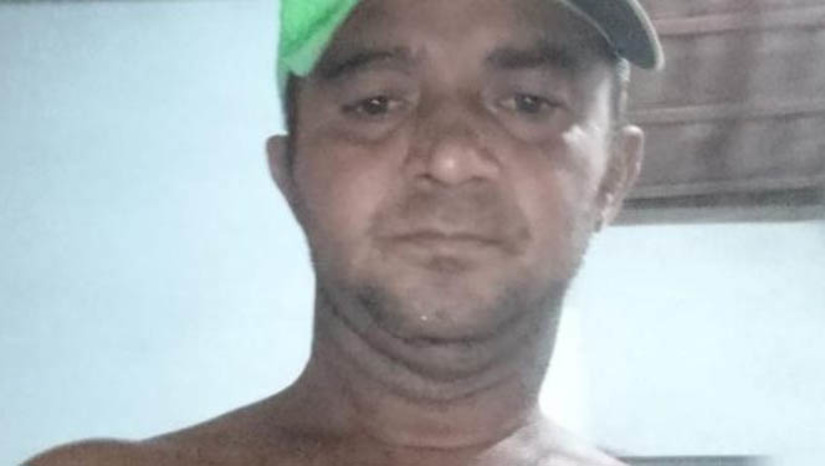 Imagem 1 -  Homem é encontrado morto em via pública, em Caraúbas; vítima foi golpeda na cabeça. Lino Julião Arruda da Silva, de 45 anos, foi encontrado caído nas primeiras horas da manhã desta sexta-feira (19), em uma rua do conjunto Haroldo Maia. No corpo da vítima, o Itep identificou um ferimento compatível com golpe por objetivo contundente, possivelmente uma barra de metal ou madeira. O corpo foi removido para exames na sede do órgão, em Mossoró. A polícia civil vai investigar o caso.