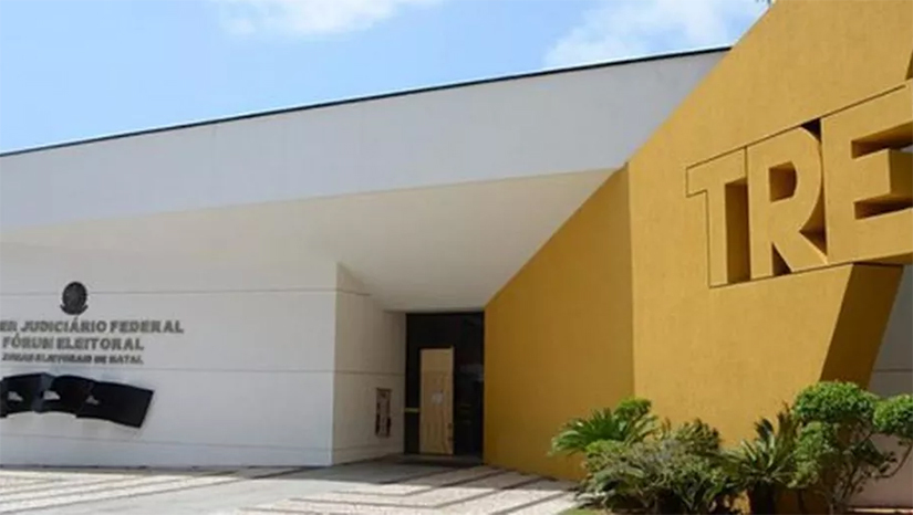 Imagem 1 -  A Central de Atendimento ao Eleitor estará disponível a partir do dia 22 de abril e permanecerá até o dia 8 de maio, no horário das 8h às 18h, de segunda a sexta-feira, através do contato: 3654-5050 (APENAS WHATSAPP).  O funcionamento da Central visa auxiliar os eleitores em suas dúvidas em relação à regularização de sua situação eleitoral,  prazos, locais de votação, horário de atendimento, agendamento, documentação necessária, pagamento de multa, Título Net ou qualquer situação relacionada ao cadastro eleitoral.