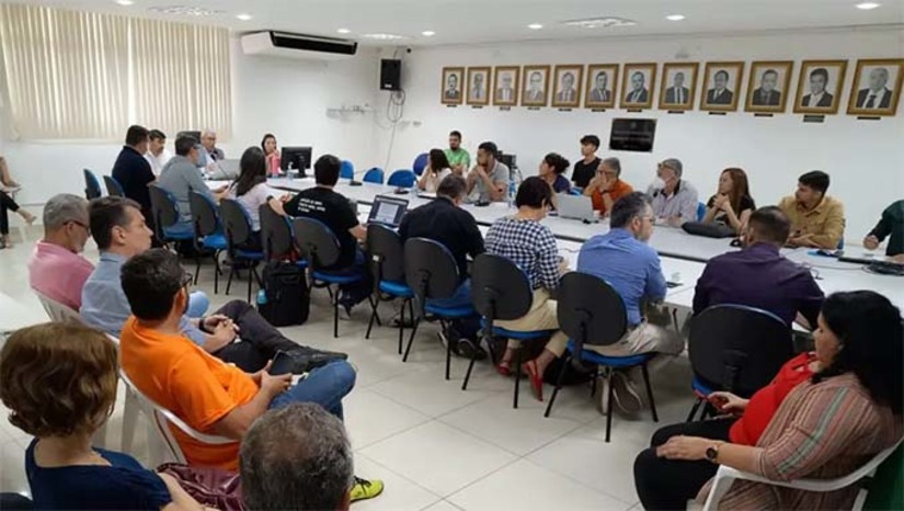 Imagem 1 -  O resultado manteve em primeira colocação os nomes dos professores Rodrigues Nogueira Codes, para o cargo de reitor e, Nildo Dias, para o cargo de vice-reitor. O futuro reitor teve 22 votos, dos 23 assentos no Conselho Universitário. A votação também manteve o nome da professora Ludimilla Oliveira e da professora Monique Lessa, na segunda colocação e, do professor Jean Berg e Manoel Quirino, na terceira colocação. A partir de agora, o Consuni tem 5 dias uteis para enviar a Lista Tríplice ao Ministério da Educação.