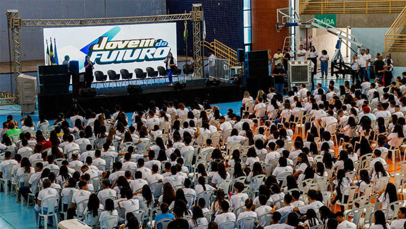 Imagem 1 - Estudantes recebem duas parcelas da segunda edição do “Jovem do Futuro”. O pagamento das duas primeiras mensalidades desta edição foi feito na sexta-feira (19). Assim como ocorreu na primeira edição do programa, em 2023, cada jovem recebe uma bolsa no valor de R$ 300 durante quatro meses. O programa é uma iniciativa da Prefeitura de Mossoró, que vem garantindo a mil adolescentes, com idades entre 15 e 18 anos, formação cidadã e qualificação para o mercado de trabalho. Imagem 1 - Estudantes recebem duas parcelas da segunda edição do “Jovem do Futuro”. O pagamento das duas primeiras mensalidades desta edição foi feito na sexta-feira (19). Assim como ocorreu na primeira edição do programa, em 2023, cada jovem recebe uma bolsa no valor de R$ 300 durante quatro meses. O programa é uma iniciativa da Prefeitura de Mossoró, que vem garantindo a mil adolescentes, com idades entre 15 e 18 anos, formação cidadã e qualificação para o mercado de trabalho.