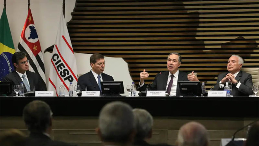Imagem 1 - Barroso diz que modelo repressivo contra as drogas não conseguiu diminuir o poder do tráfico. A afirmação foi feita pelo presidente do STF, nesta segunda-feira (22) em palestra na Federação das Indústrias do Estado de São Paulo (Fiesp). Segundo Luís Roberto Barroso, o que está em discussão no Supremo é a quantidade, para distinguir o usuário, do traficante. “Nada, na minha visão, justificaria a prisão pelo porte pessoal para consumo. E o legislador acabou com a prisão do porte pessoal para o consumo, mas manteve a criminalização do tráfico”, disse. Imagem 1 - Barroso diz que modelo repressivo contra as drogas não conseguiu diminuir o poder do tráfico. A afirmação foi feita pelo presidente do STF, nesta segunda-feira (22) em palestra na Federação das Indústrias do Estado de São Paulo (Fiesp). Segundo Luís Roberto Barroso, o que está em discussão no Supremo é a quantidade, para distinguir o usuário, do traficante. “Nada, na minha visão, justificaria a prisão pelo porte pessoal para consumo. E o legislador acabou com a prisão do porte pessoal para o consumo, mas manteve a criminalização do tráfico”, disse.