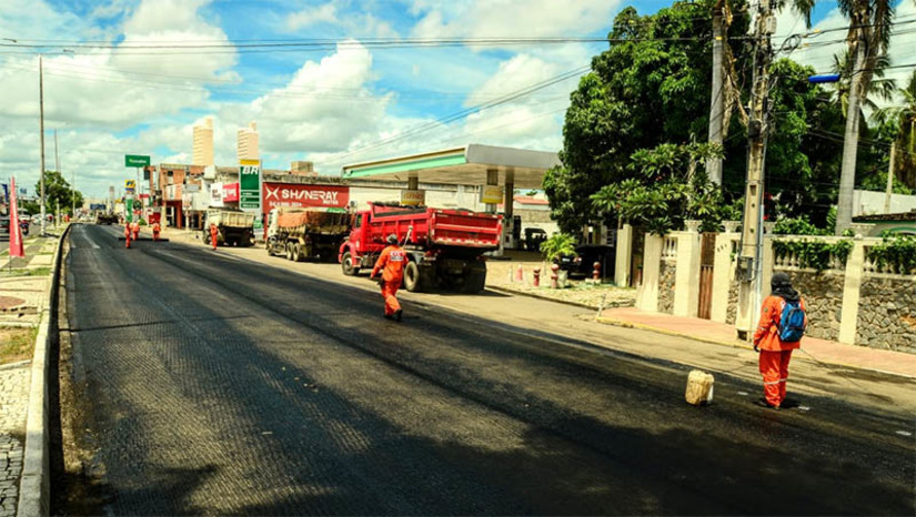 Imagem 1 - A via conecta diversas áreas residenciais a pontos comerciais e de serviço, essencial para a mobilidade urbana. Sua revitalização é um marco para Mossoró, prometendo não apenas melhorar o tráfego, mas também a qualidade de vida dos moradores. As equipes da Prefeitura de Mossoró seguem com o serviço no sentido Centro/Alto de São Manoel. A obra inclui a reestruturação e implantação de uma nova camada asfáltica, priorizando a durabilidade e a segurança. Imagem 1 - A via conecta diversas áreas residenciais a pontos comerciais e de serviço, essencial para a mobilidade urbana. Sua revitalização é um marco para Mossoró, prometendo não apenas melhorar o tráfego, mas também a qualidade de vida dos moradores. As equipes da Prefeitura de Mossoró seguem com o serviço no sentido Centro/Alto de São Manoel. A obra inclui a reestruturação e implantação de uma nova camada asfáltica, priorizando a durabilidade e a segurança.