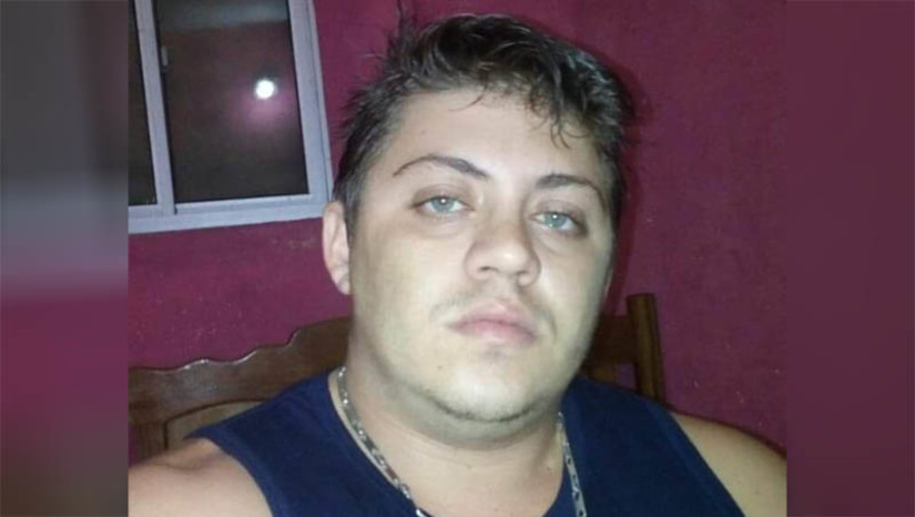 Imagem 1 - Homem é perseguido e assassinado a tiros em um posto de combustíveis, em Apodi. Segundo informações da polícia militar, na manhã desta quarta-feira (24), João Paulo Fernandes, de 32 anos, conhecido como “Pebinha”, estava próximo ao seu caminhão, quando o suspeito se aproximou em uma motocicleta e efetuou disparos contra ele. A vítima ainda chegou a correr, mas caiu próximo às bombas de combustíveis do posto. O suspeito foi até ele, efetuou novos disparos e fugiu em seguida. A polícia civil vai investigar o caso. Imagem 1 - Homem é perseguido e assassinado a tiros em um posto de combustíveis, em Apodi. Segundo informações da polícia militar, na manhã desta quarta-feira (24), João Paulo Fernandes, de 32 anos, conhecido como “Pebinha”, estava próximo ao seu caminhão, quando o suspeito se aproximou em uma motocicleta e efetuou disparos contra ele. A vítima ainda chegou a correr, mas caiu próximo às bombas de combustíveis do posto. O suspeito foi até ele, efetuou novos disparos e fugiu em seguida. A polícia civil vai investigar o caso.
