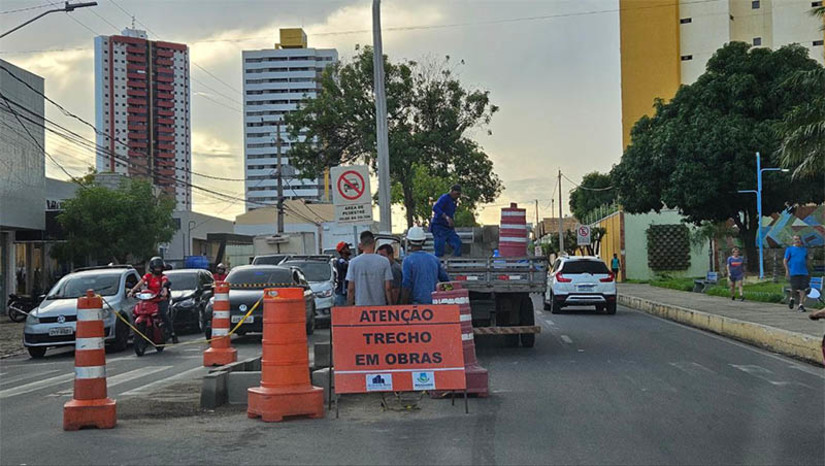 Imagem 1 -  PMM inicia intervenções para melhorar a fluidez no trânsito na João da Escóssia. A iniciativa de modernização se deu através de estudos técnicos, acrescido por sugestões e aprovação popular, por meio do programa “Mossoró Mobilidade 2.0”, onde as pessoas opinaram sobre as questões relacionadas à mobilidade e trânsito do município. Através da consulta pública ficou definido que a avenida permanecerá em via dupla, tendo a preferência de 60% dos usuários.