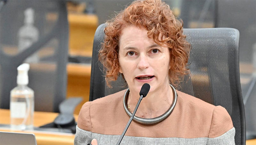 Imagem 1 - Após visita à China, Isolda cita avanços que podem ser implementados no RN. A parlamentar fez um relato sobre a visita que fez recentemente à China, a convite do governo, durante pronunciamento na sessão plenária da Assembleia Legislativa desta quarta-feira (24). Na oportunidade, Isolda Dantas citou especialmente a fábrica de vidro, com tecnologia avançada. A China produz atualmente cerca de 30% do vidro mundial. Citou também a fábrica de baterias. O país, de forma estratégica, vem expandindo o uso do carro elétrico para controle da poluição. “A China tem muito a nos ensinar, como também temos a ensinar ao governo chinês”, afirmou. Imagem 1 - Após visita à China, Isolda cita avanços que podem ser implementados no RN. A parlamentar fez um relato sobre a visita que fez recentemente à China, a convite do governo, durante pronunciamento na sessão plenária da Assembleia Legislativa desta quarta-feira (24). Na oportunidade, Isolda Dantas citou especialmente a fábrica de vidro, com tecnologia avançada. A China produz atualmente cerca de 30% do vidro mundial. Citou também a fábrica de baterias. O país, de forma estratégica, vem expandindo o uso do carro elétrico para controle da poluição. “A China tem muito a nos ensinar, como também temos a ensinar ao governo chinês”, afirmou.