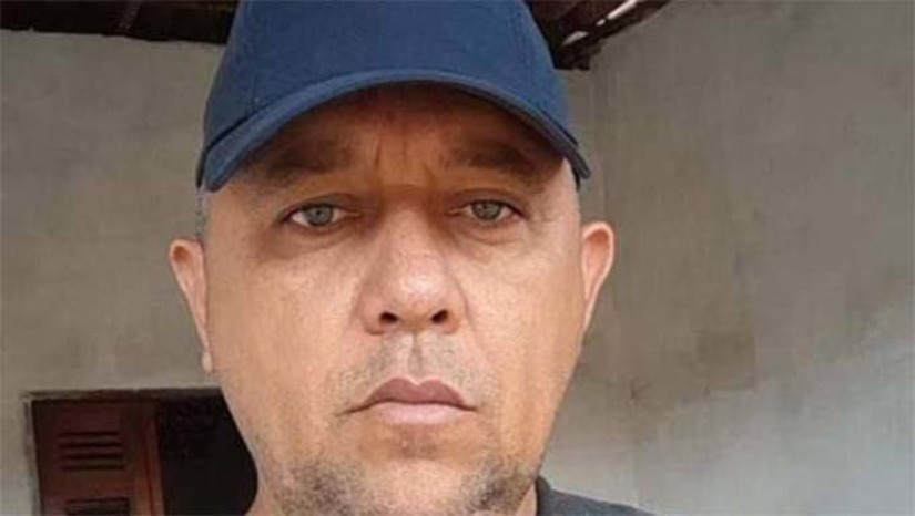 Imagem 1 -  Vigilante é morto a tiros em frente ao  Pam do Bom jardim, em Mossoró. A Polícia Militar foi acionada ao local no início da manhã desta quinta-feira (25), com informações sobre diversos disparos de arma de fogo. Chegando lá, a guarnição constatou que o vigilante José Holanda Filho, de 53 anos, já estava em óbito. A vítima era servidora do município como agente de endemias e estava readaptado na função de vigilante, na unidade de saúde. A delegada Cristiane Magalhães afirmou que ainda não há informações que apontem para uma linha de investigação, mas que vai conversar com os familiares d e José para saber se ele tinha inimizades ou envolvimento com algo que possa ter levado ao crime.
