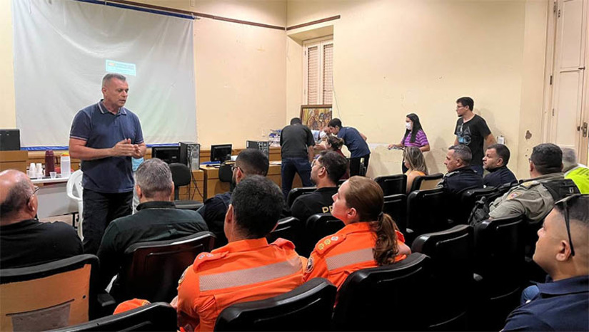 Imagem 1 - Prefeitura reúne a cúpula da segurança para discutir ações para o MCJ 2024. O encontro foi realizado na manhã desta quinta-feira (25), na Biblioteca Ney Pontes Duarte. O objetivo foi debater ações que serão realizadas no Mossoró Cidade Junina 2024. Cada representante dos órgãos deu suas sugestões e também falou de experiências dos anos anteriores que precisam ser melhoradas. Entre as sugestões em comum, está a criação de um corredor de segurança, que facilite a localização dentro do evento para atendimento às ocorrências, bem como melhores rotas de fuga para retirada de pessoas que necessitarem de atendimento. Imagem 1 - Prefeitura reúne a cúpula da segurança para discutir ações para o MCJ 2024. O encontro foi realizado na manhã desta quinta-feira (25), na Biblioteca Ney Pontes Duarte. O objetivo foi debater ações que serão realizadas no Mossoró Cidade Junina 2024. Cada representante dos órgãos deu suas sugestões e também falou de experiências dos anos anteriores que precisam ser melhoradas. Entre as sugestões em comum, está a criação de um corredor de segurança, que facilite a localização dentro do evento para atendimento às ocorrências, bem como melhores rotas de fuga para retirada de pessoas que necessitarem de atendimento.