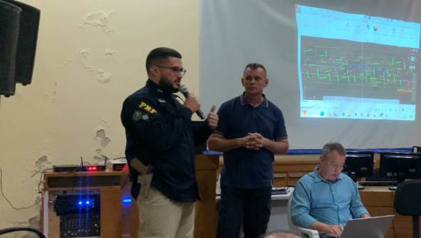 Imagem 1 - O chefe da delegacia da Polícia Rodoviária Federal de Mossoró, Rodrigo Fernandes, afirmou que o órgão terá reforço de policiamento durante do Mossoró Cidade Junina, principalmente na região do Polo “Arraiá do Povo”, onde, segundo ele, foram registrados o maior número de ocorrências de natureza criminal em 2023. Durante reunião realizada nesta quinta-feira (25), para debater ações de segurança que serão colocadas em prática durante o Mossoró Cidade Junina, ele sugeriu que a Prefeitura reforce a segurança no “Arraiá do Povo”, principalmente em termos de revista, da mesma forma que acontece na Estação das Artes, visto a proporção que o polo ganhou já em seu primeiro ano. Imagem 1 - O chefe da delegacia da Polícia Rodoviária Federal de Mossoró, Rodrigo Fernandes, afirmou que o órgão terá reforço de policiamento durante do Mossoró Cidade Junina, principalmente na região do Polo “Arraiá do Povo”, onde, segundo ele, foram registrados o maior número de ocorrências de natureza criminal em 2023. Durante reunião realizada nesta quinta-feira (25), para debater ações de segurança que serão colocadas em prática durante o Mossoró Cidade Junina, ele sugeriu que a Prefeitura reforce a segurança no “Arraiá do Povo”, principalmente em termos de revista, da mesma forma que acontece na Estação das Artes, visto a proporção que o polo ganhou já em seu primeiro ano.