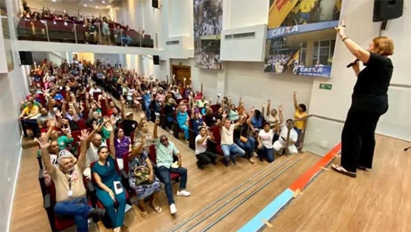 Imagem 1 - A decisão aconteceu durante assembleia do Sindsaúde realizada nesta quinta-feira (25), em Natal. Com isso, os servidores voltarão a trabalhar nesta sexta-feira (26) normalmente. Na quarta (24), representantes dos servidores se reuniram com o secretário estadual de Administração, Pedro Lopes, e receberam uma nova proposta de reajuste salarial. O secretário se comprometeu com um primeiro reajuste salarial de 4,6% em janeiro de 2025; seguido de um segundo reajuste em abril de 2025, de acordo com o cálculo da inflação de 2024; um terceiro aumento de 2% em janeiro de 2026; e um quarto reajuste em abril de 2026, com base na inflação do ano anterior. Imagem 1 - A decisão aconteceu durante assembleia do Sindsaúde realizada nesta quinta-feira (25), em Natal. Com isso, os servidores voltarão a trabalhar nesta sexta-feira (26) normalmente. Na quarta (24), representantes dos servidores se reuniram com o secretário estadual de Administração, Pedro Lopes, e receberam uma nova proposta de reajuste salarial. O secretário se comprometeu com um primeiro reajuste salarial de 4,6% em janeiro de 2025; seguido de um segundo reajuste em abril de 2025, de acordo com o cálculo da inflação de 2024; um terceiro aumento de 2% em janeiro de 2026; e um quarto reajuste em abril de 2026, com base na inflação do ano anterior.