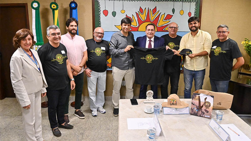 Imagem 1 -  Deputado Ezequiel Ferreira recebe diretoria do Cactus Moto Fest. O encontro aconteceu nesta quinta-feira (25), na ALRN. Acompanhados do prefeito, Odon Júnior (PT) e do secretário de Infraestrutura de Currais Novos, Lucas Galvão, os organizadores do evento renovaram o convite e a solicitação de incentivo para a realização da edição de 2024, que este ano promete ser uma das maiores da história.