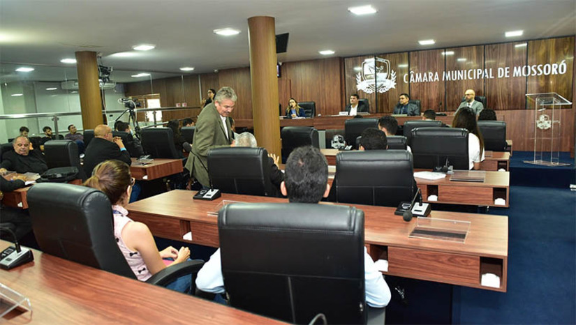Imagem 1 - Projeto da LDO é debatido em audiência pública na Câmara de Mossoró. A audiência aconteceu nesta sexta-feira (26). Representaram a Prefeitura a secretária municipal de Finanças e interina de Planejamento, Orçamento e Gestão, Tatiane Paula, e o consultor geral do Município e secretário interino de Governo, Rodrigo Forte. Na ocasião, os vereadores debateram o projeto, de autoria do legislativo municipal, que recebeu elogios e críticas. “A LDO é elaborada com metas que pretendemos alcançar. Também dispõe sobre as despesas e receitas, e com base nessas metas estruturarmos o orçamento de 2025”, explicou a secretária Tatiane. Imagem 1 - Projeto da LDO é debatido em audiência pública na Câmara de Mossoró. A audiência aconteceu nesta sexta-feira (26). Representaram a Prefeitura a secretária municipal de Finanças e interina de Planejamento, Orçamento e Gestão, Tatiane Paula, e o consultor geral do Município e secretário interino de Governo, Rodrigo Forte. Na ocasião, os vereadores debateram o projeto, de autoria do legislativo municipal, que recebeu elogios e críticas. “A LDO é elaborada com metas que pretendemos alcançar. Também dispõe sobre as despesas e receitas, e com base nessas metas estruturarmos o orçamento de 2025”, explicou a secretária Tatiane.