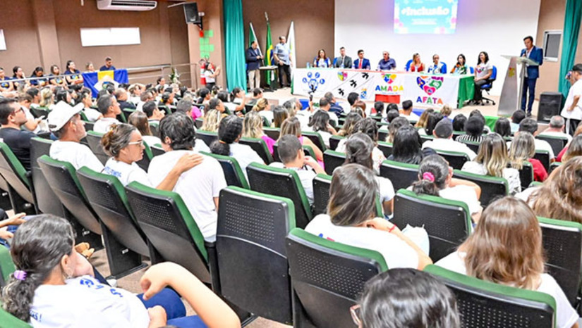 Imagem 1 - O pedido foi feito em Audiência Pública realizada no Auditório do IFRN pelo deputado estadual Neilton Diógenes, do PP. “Hoje (sexta-26), neste momento de profunda significância, quero expressar não apenas palavras, mas sentimentos que habitam meu coração. Esta audiência é mais do que um evento; é um abraço coletivo, um lugar de encontro para compartilhar histórias, dores e esperanças. Estamos aqui não apenas como legisladores, autoridades ou cidadãos, mas como seres humanos, unidos pela causa das famílias atípicas e das pessoas com deficiência”, falou o deputado Neilton Diógenes, do PP, que fez a preposição da audiência pública. Neilton Diógenes disse compreender a grandeza do amor de cada mãe atípica presente, além da imensidão de suas preocupações e a coragem que carregam em cada passo dado ao lado de seus filhos. Imagem 1 - O pedido foi feito em Audiência Pública realizada no Auditório do IFRN pelo deputado estadual Neilton Diógenes, do PP. “Hoje (sexta-26), neste momento de profunda significância, quero expressar não apenas palavras, mas sentimentos que habitam meu coração. Esta audiência é mais do que um evento; é um abraço coletivo, um lugar de encontro para compartilhar histórias, dores e esperanças. Estamos aqui não apenas como legisladores, autoridades ou cidadãos, mas como seres humanos, unidos pela causa das famílias atípicas e das pessoas com deficiência”, falou o deputado Neilton Diógenes, do PP, que fez a preposição da audiência pública. Neilton Diógenes disse compreender a grandeza do amor de cada mãe atípica presente, além da imensidão de suas preocupações e a coragem que carregam em cada passo dado ao lado de seus filhos.