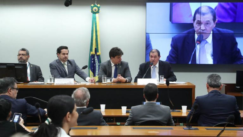   Saque-aniversário do FGTS pode ser substituído por consignado com juros mais baixos. A proposta foi feita pelo Ministério do Trabalho e Emprego, em audiência pública da Comissão de Trabalho da Câmara dos Deputados. Segundo o ministério, o aumento de operações do saque-aniversário ameaça a sustentabilidade do FGTS. A estimativa é que, até 2030, essa modalidade de saque vai consumir R$ 262 bilhões, valor que daria para financiar 1,3 milhão de moradias, uma das funções do FGTS.