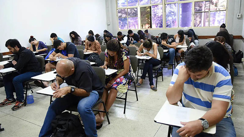 Imagem 1 - Interessados já podem realizar a inscrição para a prova do Encceja 2024 . O Exame Nacional para Certificação de Competências de Jovens e Adultos será no dia 25 de agosto em todos os estados e no Distrito Federal. O Encceja é voltado a aferir competências, habilidades e saberes de jovens e adultos que não concluíram o ensino fundamental ou médio na idade adequada. A inscrição pode ser realizada até o dia 10 de maio, por meio do site do Inep. Imagem 1 - Interessados já podem realizar a inscrição para a prova do Encceja 2024 . O Exame Nacional para Certificação de Competências de Jovens e Adultos será no dia 25 de agosto em todos os estados e no Distrito Federal. O Encceja é voltado a aferir competências, habilidades e saberes de jovens e adultos que não concluíram o ensino fundamental ou médio na idade adequada. A inscrição pode ser realizada até o dia 10 de maio, por meio do site do Inep.
