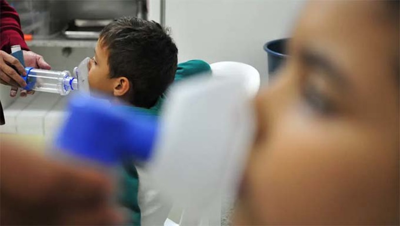 Imagem 1 - O vírus sincicial respiratório (VSR) é o responsável por quase 60% do total de casos recentes de síndrome causados por vírus respiratório entre as crianças. Para que a população se proteja, o coordenador do InfoGripe, Marcelo Gomes, destaca a importância da vacinação, para evitar contrair a gripe, e as complicações da doença. Marcelo Gomes chama a atenção também para o uso de máscaras de proteção, para as pessoas que estão com sintomas de gripe ou resfriado, ou que forem a uma unidade de saúde. Imagem 1 - O vírus sincicial respiratório (VSR) é o responsável por quase 60% do total de casos recentes de síndrome causados por vírus respiratório entre as crianças. Para que a população se proteja, o coordenador do InfoGripe, Marcelo Gomes, destaca a importância da vacinação, para evitar contrair a gripe, e as complicações da doença. Marcelo Gomes chama a atenção também para o uso de máscaras de proteção, para as pessoas que estão com sintomas de gripe ou resfriado, ou que forem a uma unidade de saúde.