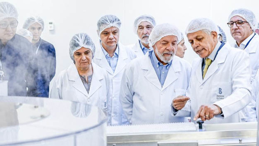 Imagem 1 -  Inauguração de fábrica marca a retomada da produção de insulina no Brasil após 23 anos. A fábrica da Biomm, inaugurada nesta segunda-feira (29), é resultado de um investimento de R$ 800 milhões e, além de facilitar o acesso de pacientes com diabetes ao tratamento, a unidade de 12 mil metros quadrados de área construída vai gerar 300 empregos diretos e 1,2 mil indiretos, no município de Nova Lima, em Minas Gerais. O presidente Lula participou da inauguração e reforçou que a empresa vai oferecer o medicamento ao SUS a um preço acessível, “para que a gente possa distribuir de graça aos brasileiros que sofrem de diabetes. Esse é um fato extraordinário”, disse.