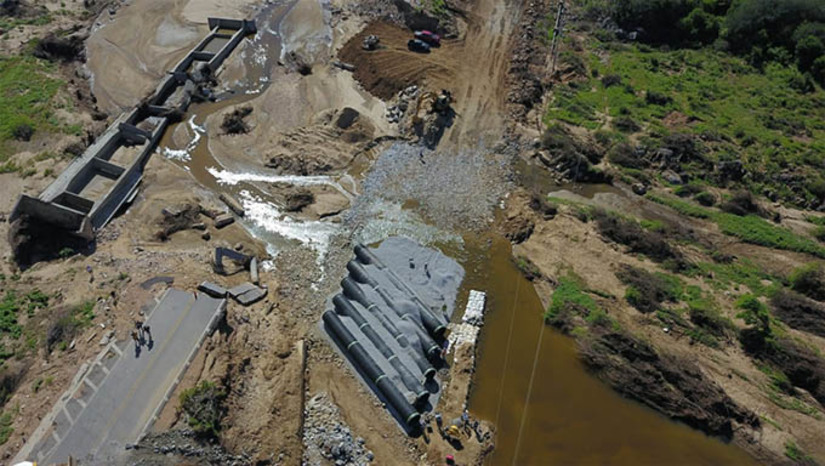 Imagem 1 - Num primeiro momento, foi prometido concluir o desvio em 15 dias e as chuvas atrapalharam as obras. Depois foi prometido para o final de abril e novamente não foi possível. Nesta segunda-feira, 29, a governadora Fátima Bezerra disse que falou com o superintendente do DNIT e ele prometeu entregar a obra pronta no dia 10 de maio. Até lá, os veículos de passeio estão passando por um desvio por dentro de uma propriedade privada, pagando um pedágio de 20 reais. Os veículos de grande porte, usam rotas alternativas: BRs 406 e 226. A ponte sob o rio Ponta da Serra foi arrancada por uma enxurrada no dia 30 de março. Imagem 1 - Num primeiro momento, foi prometido concluir o desvio em 15 dias e as chuvas atrapalharam as obras. Depois foi prometido para o final de abril e novamente não foi possível. Nesta segunda-feira, 29, a governadora Fátima Bezerra disse que falou com o superintendente do DNIT e ele prometeu entregar a obra pronta no dia 10 de maio. Até lá, os veículos de passeio estão passando por um desvio por dentro de uma propriedade privada, pagando um pedágio de 20 reais. Os veículos de grande porte, usam rotas alternativas: BRs 406 e 226. A ponte sob o rio Ponta da Serra foi arrancada por uma enxurrada no dia 30 de março.