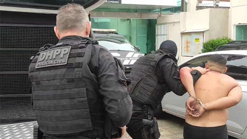 Imagem 1 -  Na ocasião, os b4andidos mataram também o cliente dela, Janielson Nunes de Lima, de 25 anos. Ela havia ido a delegacia com o cliente apresentá-lo numa investigação do assassinato do vaqueiro João Victor, ocorrido 3 dias antes. Ao sair da delegacia, os dois foram m0rt0s.  Ao todo, são 20 mandados de busca e apreensão, 07 mandados de prisão nos municípios de São José do Mipibu, Espírito Santo e Goianinha. São mais de 100 policiais cumprindo as ordens judiciais nos endereços apontados na investigação nestes três municípios