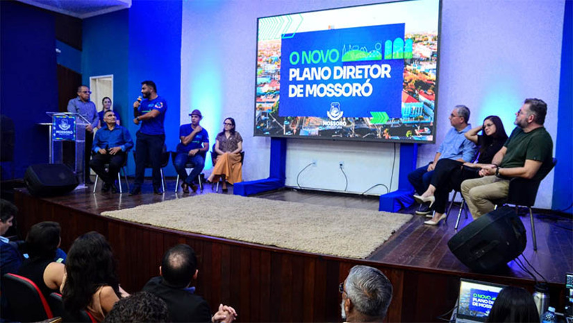 Imagem 1 - Novo plano diretor promete impulsionar o desenvolvimento de Mossoró pelos próximos anos. Nesta terça-feira (30), a gestão realizou um encontro, no auditório da Estação das Artes, para explicar os primeiros passos da elaboração do plano, que está desatualizado há 17 anos. O novo plano diretor deverá incluir medidas de promoção para uso sensato do solo e a preservação de áreas verdes, buscando garantir uma maior qualidade de vida à população. Além disso, o investimento em infraestrutura, e a criação de espaços inclusivos de convívio popular. Imagem 1 - Novo plano diretor promete impulsionar o desenvolvimento de Mossoró pelos próximos anos. Nesta terça-feira (30), a gestão realizou um encontro, no auditório da Estação das Artes, para explicar os primeiros passos da elaboração do plano, que está desatualizado há 17 anos. O novo plano diretor deverá incluir medidas de promoção para uso sensato do solo e a preservação de áreas verdes, buscando garantir uma maior qualidade de vida à população. Além disso, o investimento em infraestrutura, e a criação de espaços inclusivos de convívio popular.
