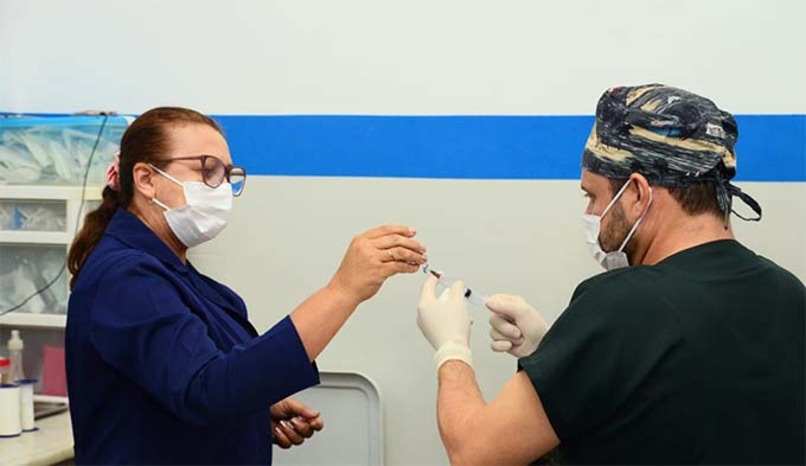 Imagem 1 - Quase mil pequenos procedimentos cirúrgicos são realizados por mês naquela unidade. Cerca de trezentas pessoas são atendidas todos os meses, sendo que cada uma delas pode realizar diversos procedimentos num mesmo atendimento. Isso gera benefícios diretos à população, ou seja, não sendo necessário realizar vários agendamentos. A população que necessita do serviço busca a Unidade Básica de Saúde (UBS), que realiza o agendamento encaminhando o paciente ao procedimento. Imagem 1 - Quase mil pequenos procedimentos cirúrgicos são realizados por mês naquela unidade. Cerca de trezentas pessoas são atendidas todos os meses, sendo que cada uma delas pode realizar diversos procedimentos num mesmo atendimento. Isso gera benefícios diretos à população, ou seja, não sendo necessário realizar vários agendamentos. A população que necessita do serviço busca a Unidade Básica de Saúde (UBS), que realiza o agendamento encaminhando o paciente ao procedimento.