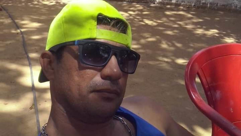 Imagem 1 - Tratorista é assassinado a tiros em oficina na Maisa, zona rural de Mossoró. O crime aconteceu no final da manhã desta quinta-feira (2). De acordo com informações do delegado Caio Fábio, da DHPP, a vítima, identificada como Cristiano Robson Pereira da Silva, de 38 anos, estava no local realizando o conserto de sua motocicleta, quando foi surpreendida por dois suspeitos que se aproximaram em outra motocicleta, já atirando contra ele. Cristiano ainda tentou correr, mas foi atingido e caiu poucos metros à frente. Segundo informações de populares, a vítima era tida como trabalhadora e não tinha antecedentes criminais. A DHPP vai investigar o caso. Imagem 1 - Tratorista é assassinado a tiros em oficina na Maisa, zona rural de Mossoró. O crime aconteceu no final da manhã desta quinta-feira (2). De acordo com informações do delegado Caio Fábio, da DHPP, a vítima, identificada como Cristiano Robson Pereira da Silva, de 38 anos, estava no local realizando o conserto de sua motocicleta, quando foi surpreendida por dois suspeitos que se aproximaram em outra motocicleta, já atirando contra ele. Cristiano ainda tentou correr, mas foi atingido e caiu poucos metros à frente. Segundo informações de populares, a vítima era tida como trabalhadora e não tinha antecedentes criminais. A DHPP vai investigar o caso.
