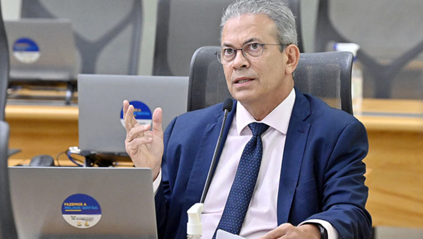 Imagem 1 - “Aprovamos esse projeto que é de suma importância para a economia do RN e que vai contribuir com a política de descarbonização do Planeta, algo que vem sendo discutido no mundo inteiro”, disse Hermano Morais, relator do projeto. Hermano explicou que todo o projeto foi subsidiado pelas informações obtidas em uma reunião conjunta, em formato de audiência pública, de quatro comissões permanentes dessa Casa. Imagem 1 - “Aprovamos esse projeto que é de suma importância para a economia do RN e que vai contribuir com a política de descarbonização do Planeta, algo que vem sendo discutido no mundo inteiro”, disse Hermano Morais, relator do projeto. Hermano explicou que todo o projeto foi subsidiado pelas informações obtidas em uma reunião conjunta, em formato de audiência pública, de quatro comissões permanentes dessa Casa.