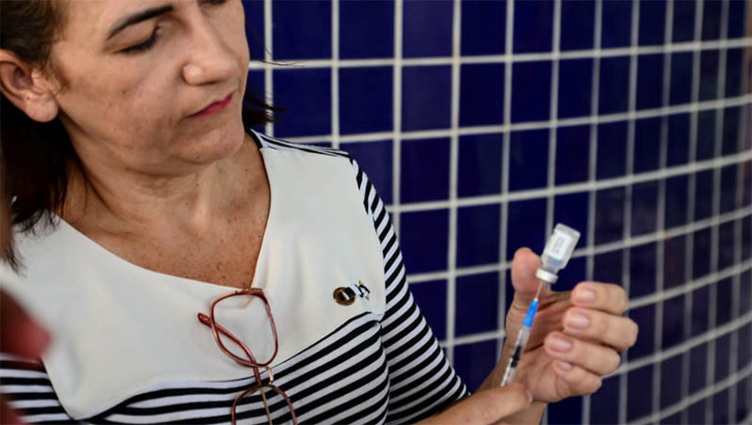 Imagem 1 - Dia D: vacinas contra Influenza, HPV e febre amarela estarão disponíveis em Mossoró neste sábado, 4. Os locais de vacinação abertos ao público serão: Unidade Básica de Saúde Dr. Chico Costa (Santo Antônio) e Unidade Básica de Saúde Maria Soares da Costa (Alto de São Manoel), das 8h às 16h. Haverá ainda vacinas no Partage Shopping, das 10h às 18h. A estratégia visa alcançar o maior número de pessoas para garantir o aumento da cobertura vacinal contra as doenças no município. Imagem 1 - Dia D: vacinas contra Influenza, HPV e febre amarela estarão disponíveis em Mossoró neste sábado, 4. Os locais de vacinação abertos ao público serão: Unidade Básica de Saúde Dr. Chico Costa (Santo Antônio) e Unidade Básica de Saúde Maria Soares da Costa (Alto de São Manoel), das 8h às 16h. Haverá ainda vacinas no Partage Shopping, das 10h às 18h. A estratégia visa alcançar o maior número de pessoas para garantir o aumento da cobertura vacinal contra as doenças no município.