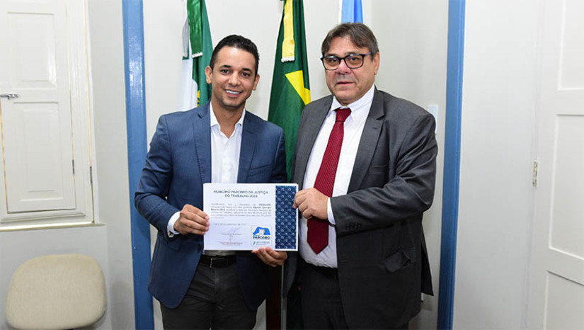 Imagem 1 - Prefeitura de Mossoró recebe selo de parceria do Tribunal Regional do Trabalho. No Salão dos Grandes Atos, no Palácio da Resistência, nesta sexta-feira (3), a Prefeitura de Mossoró firmou mais uma parceria com o TRT. De forma integrada, o Município vai receber, no dia 17 de outubro, o Pop Rua Jud, evento realizado pelo Tribunal Regional do Trabalho da 21ª Região (RN) com diversos serviços voltados para população em situação de vulnerabilidade. Imagem 1 - Prefeitura de Mossoró recebe selo de parceria do Tribunal Regional do Trabalho. No Salão dos Grandes Atos, no Palácio da Resistência, nesta sexta-feira (3), a Prefeitura de Mossoró firmou mais uma parceria com o TRT. De forma integrada, o Município vai receber, no dia 17 de outubro, o Pop Rua Jud, evento realizado pelo Tribunal Regional do Trabalho da 21ª Região (RN) com diversos serviços voltados para população em situação de vulnerabilidade.