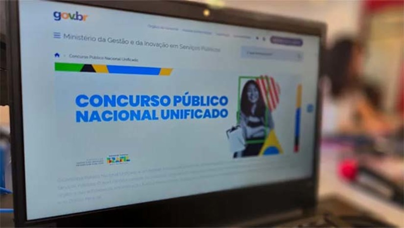 Imagem 1 - O governo federal decidiu adiar a realização das provas do Concurso Nacional Unificado (CNU), conhecido como "Enem dos Concursos", que seriam aplicadas neste domingo (5) em todo o país.O adiamento estava sendo avaliado pela equipe ministerial do governo, diante da situação de calamidade no Rio Grande do Sul, provocada por fortes chuvas que assolam a região.O ministro da Secretaria de Comunicação, Paulo Pimenta, declarou pela manhã que 86 mil pessoas se inscreveram para fazer provas do CNU em 10 cidades do Rio Grande do Sul. No país foram cerca de 2,5 milhões de inscritos. Uma nova data ainda não foi definida. Imagem 1 - O governo federal decidiu adiar a realização das provas do Concurso Nacional Unificado (CNU), conhecido como "Enem dos Concursos", que seriam aplicadas neste domingo (5) em todo o país.O adiamento estava sendo avaliado pela equipe ministerial do governo, diante da situação de calamidade no Rio Grande do Sul, provocada por fortes chuvas que assolam a região.O ministro da Secretaria de Comunicação, Paulo Pimenta, declarou pela manhã que 86 mil pessoas se inscreveram para fazer provas do CNU em 10 cidades do Rio Grande do Sul. No país foram cerca de 2,5 milhões de inscritos. Uma nova data ainda não foi definida.