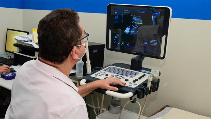 Imagem 1 - Com mutirões todas as semanas, saúde de Mossoró chega a realizar 3 mil ultrassonografias por mês. Na manhã desta sexta-feira (3), a movimentação no setor de exames de ultrassonografias foi intensa no Centro Clínico Professor Vingt-un Rosado, o PAM do Bom Jardim, registrando boa adesão do público em busca do serviço público. “Em Mossoró realizamos agora uma média de 700 ultrassonografias semanais, totalizando quase 3 mil ultrassonografias por mês. Isso representa um aumento considerável de ultrassonografias. Antes, a média era de 50 a 70 ultrassonografias por mês”, destacou Morgana Dantas, secretária municipal de Saúde. Imagem 1 - Com mutirões todas as semanas, saúde de Mossoró chega a realizar 3 mil ultrassonografias por mês. Na manhã desta sexta-feira (3), a movimentação no setor de exames de ultrassonografias foi intensa no Centro Clínico Professor Vingt-un Rosado, o PAM do Bom Jardim, registrando boa adesão do público em busca do serviço público. “Em Mossoró realizamos agora uma média de 700 ultrassonografias semanais, totalizando quase 3 mil ultrassonografias por mês. Isso representa um aumento considerável de ultrassonografias. Antes, a média era de 50 a 70 ultrassonografias por mês”, destacou Morgana Dantas, secretária municipal de Saúde.