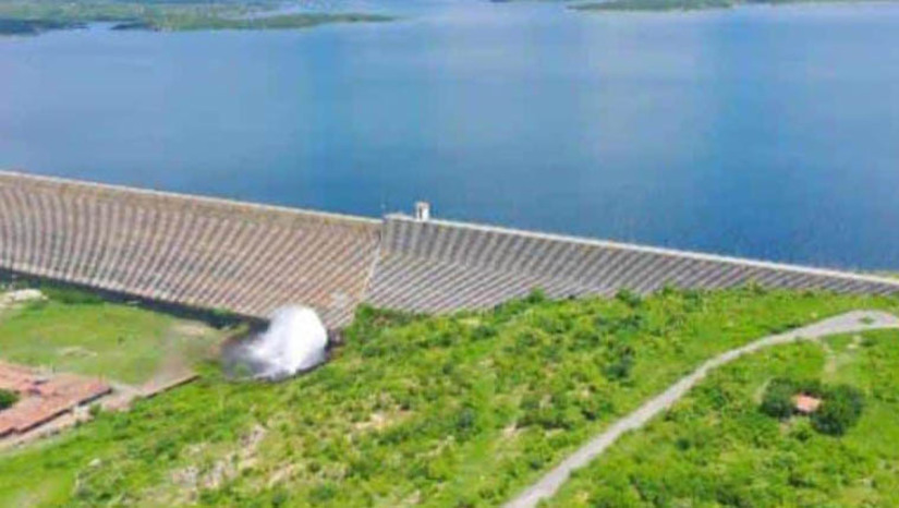 Imagem 1 - Com volume superior a 80% aumenta a expectativa pela sangria da barragem de Santa Cruz. O segundo maior reservatório do Rio Grande do Norte, localizado no município de Apodi, já acumula 80,41% de sua capacidade total, de acordo com o Relatório dos Volumes dos Principais Reservatórios do RN, divulgado nesta quinta-feira (02), pelo Igarn. A população de Apodi e da região acompanha com grande expectativa o aumento do volume da barragem de Santa Cruz, visto que a última vez que o reservatório alcançou seu potencial máximo e sagrou foi no ano de 2009. A sangria, segundo moradores, além de segurança hídrica, vai fomentar o turismo e a economia local. Imagem 1 - Com volume superior a 80% aumenta a expectativa pela sangria da barragem de Santa Cruz. O segundo maior reservatório do Rio Grande do Norte, localizado no município de Apodi, já acumula 80,41% de sua capacidade total, de acordo com o Relatório dos Volumes dos Principais Reservatórios do RN, divulgado nesta quinta-feira (02), pelo Igarn. A população de Apodi e da região acompanha com grande expectativa o aumento do volume da barragem de Santa Cruz, visto que a última vez que o reservatório alcançou seu potencial máximo e sagrou foi no ano de 2009. A sangria, segundo moradores, além de segurança hídrica, vai fomentar o turismo e a economia local.